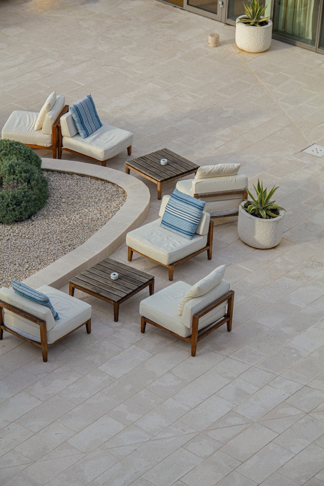 How to Choose Outdoor Patio Furniture for a Poolside Area