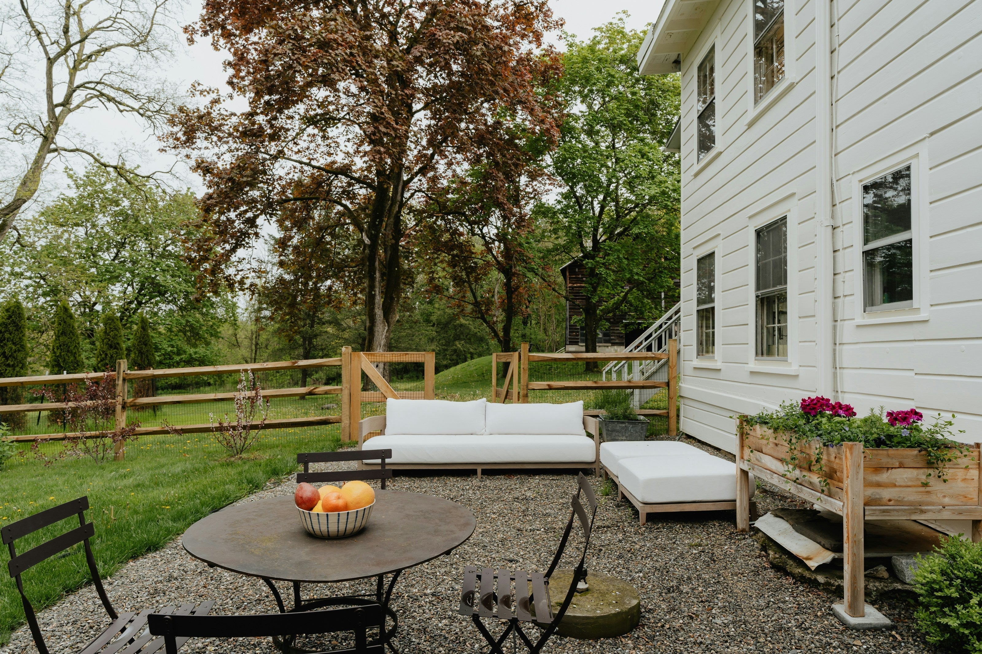 How to Arrange Patio Conversation Furniture for Comfortable Entertaining