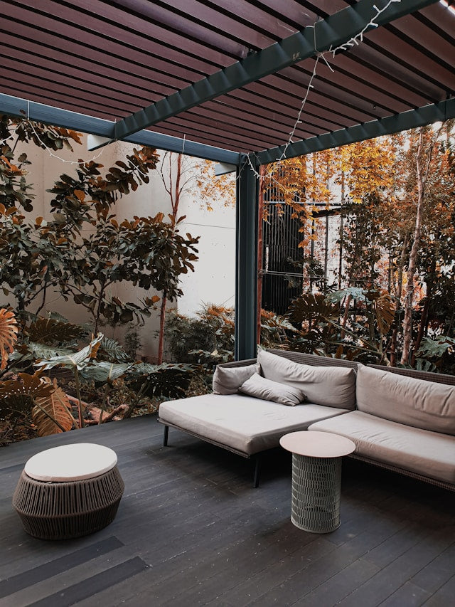 How to Arrange Outdoor Patio Furniture Around a Coffee Table