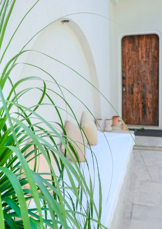 Deep-Seat Patio Cushions: How Thickness, Back Height, and Color Affect Outdoor Seating