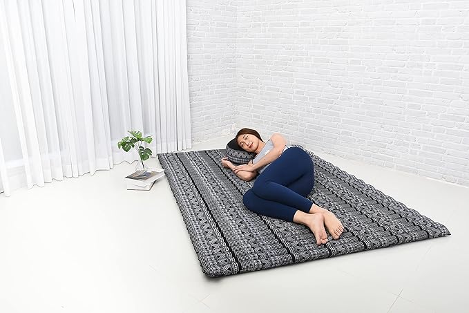 Leewadee - Foldable Floor Mattress - Japanese Roll Up Futon -Trifold Tatami Mat- Guest Floor Bed - Camping Mattress - Thai Massage Mat, Kapok Filled, 75 x 57 inches, Black White