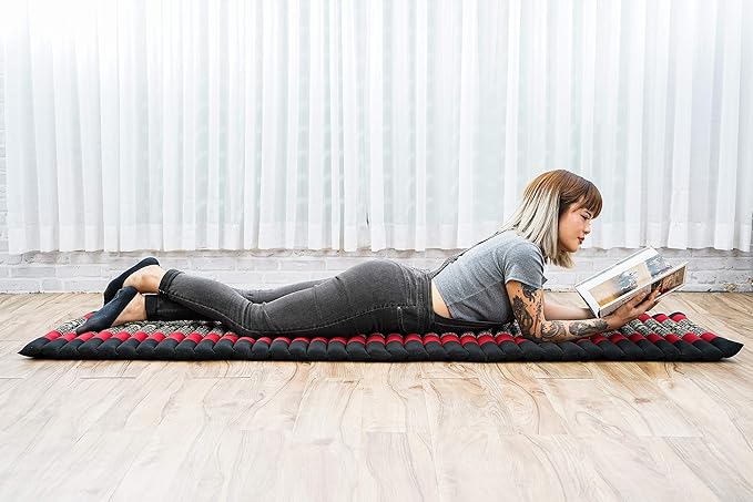 Leewadee - Foldable Floor Mattress - Japanese Roll Up Futon -Trifold Tatami Mat- Guest Floor Bed - Camping Mattress - Thai Massage Mat, Kapok Filled, 75 x 20 inches, Black Red