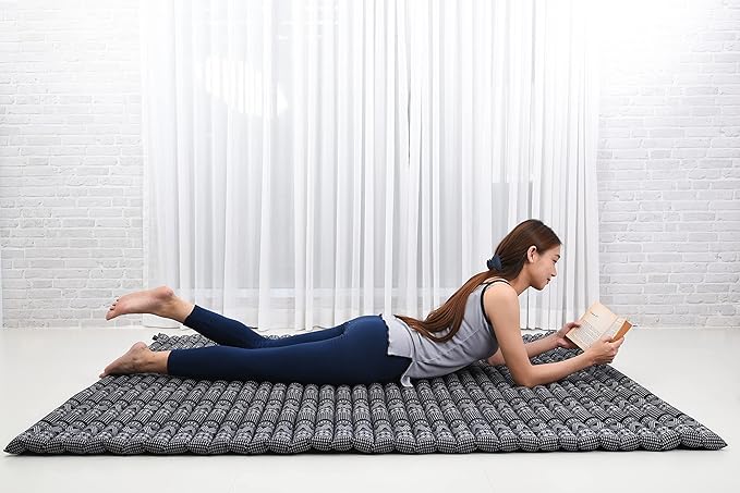 Leewadee - Foldable Floor Mattress - Japanese Roll Up Futon -Trifold Tatami Mat- Guest Floor Bed - Camping Mattress - Thai Massage Mat, Kapok Filled, 75 x 57 inches, Black White