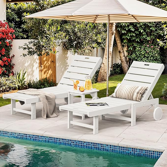 Homenjoy Outdoor Chaise Lounge Chairs with Table, 3-Piece, 26.8” Super Wide Lounge Chair Outdoor, HDPS Pool Chairs with 5 Positions, Patio Lounge Chair with Wheels for Pool,Lawn,Backyard, White