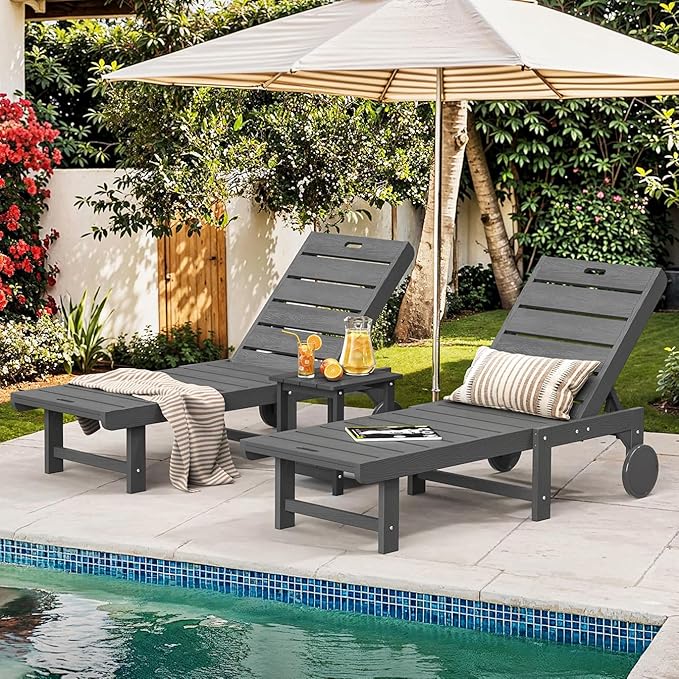 Homenjoy Outdoor Chaise Lounge Chairs with Table, 3-Piece, 26.8” Super Wide Lounge Chair Outdoor, HDPS Pool Chairs with 5 Positions, Patio Lounge Chair with Wheels for Pool,Lawn,Backyard, Dark Gray