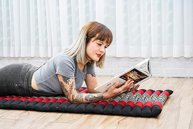 Leewadee - Foldable Floor Mattress - Japanese Roll Up Futon -Trifold Tatami Mat- Guest Floor Bed - Camping Mattress - Thai Massage Mat, Kapok Filled, 75 x 20 inches, Black Red