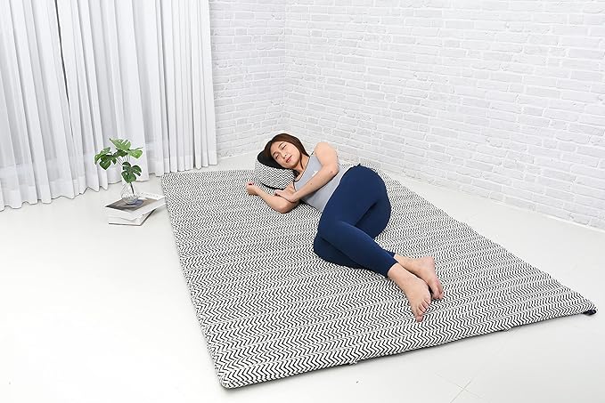 Leewadee - Foldable Floor Mattress - Japanese Roll Up Futon -Trifold Tatami Mat- Guest Floor Bed - Camping Mattress - Thai Massage Mat, Kapok Filled, 75 x 57 inches, Black White
